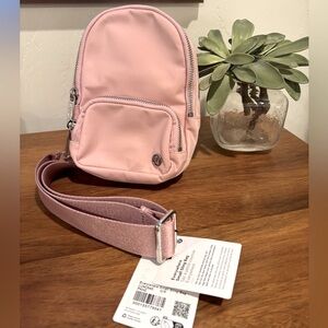 🔥 NWT- Lululemon Everywhere Sling Bag Small 2L in Pink Haze